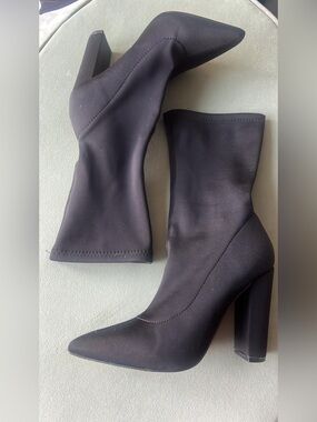 Source Unknown Black Pointed Sock Boot with Block Heel